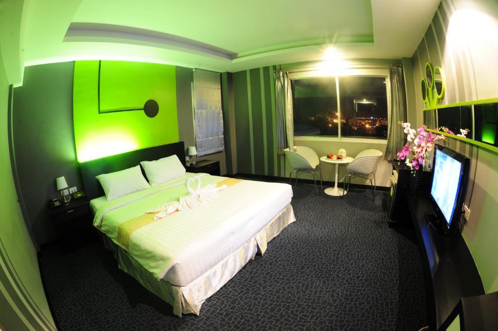 Capital O 75514 Vasidtee City Hotel Suphan Buri Bilik gambar